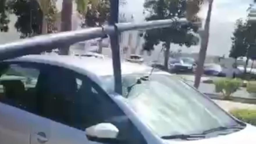 Una farola cae sobre un coche en Mogán