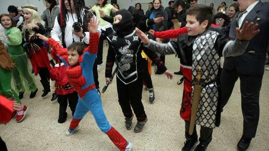 Un baile de disfraces en colegio de Cerdedo, en 2013. // Bernabé / Luismy