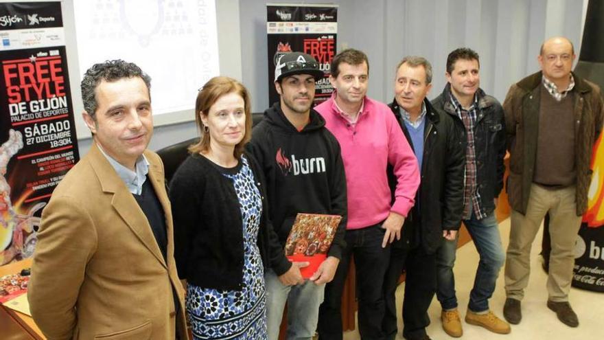 Miralles, tercero por la izquierda, en la presentación de la prueba.