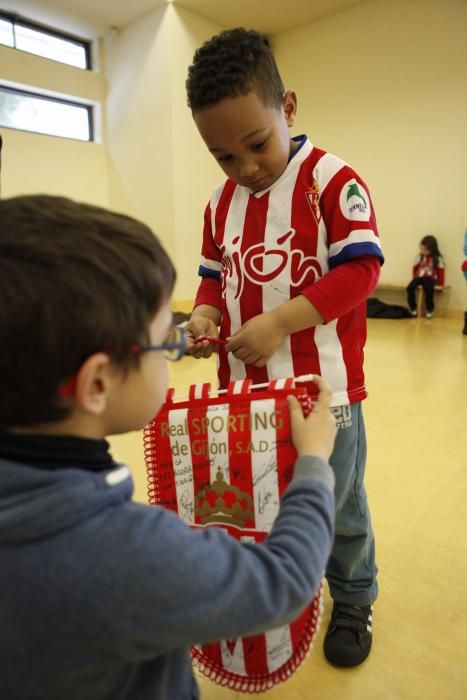 Visita de jugadores del Sporting al colegio Gloria Fuertes de Gijón