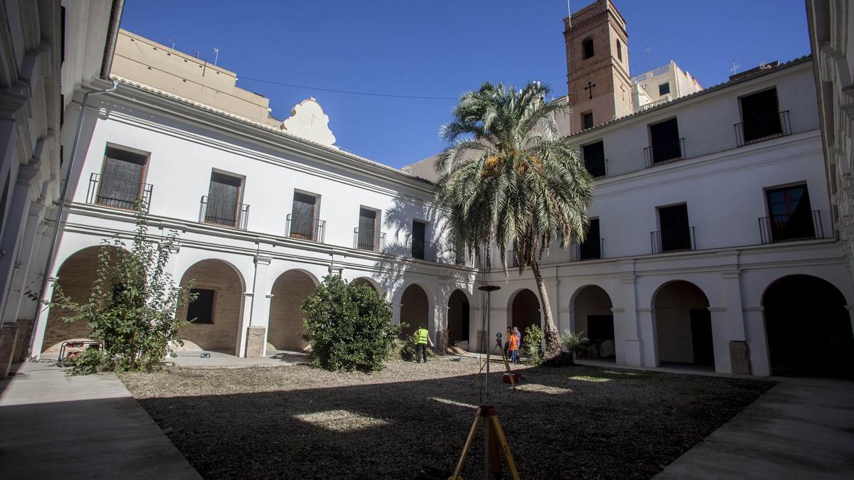 Claustro del monasterio de la Roqueta, en la calle San Vicente
