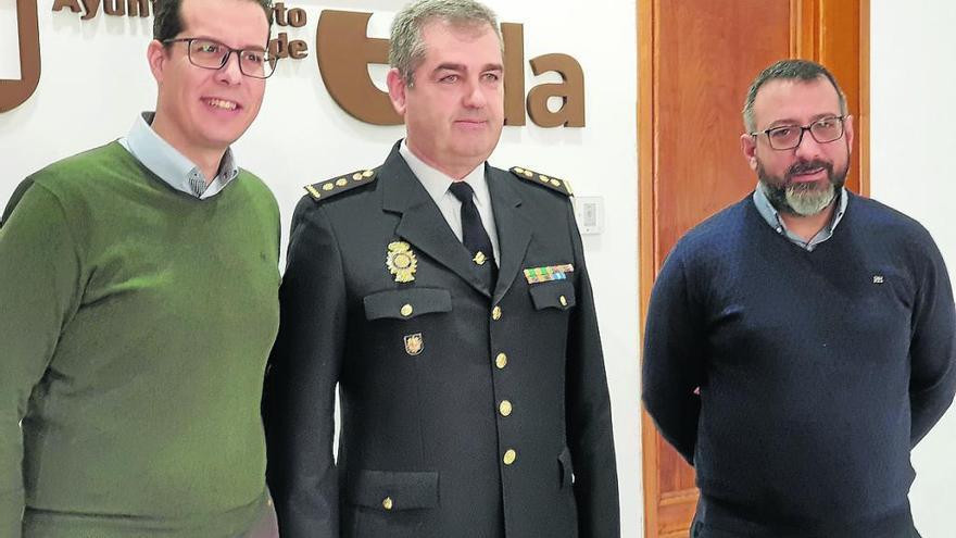 El nuevo comisario junto al alcalde y al concejal de Seguridad Ciudadana.