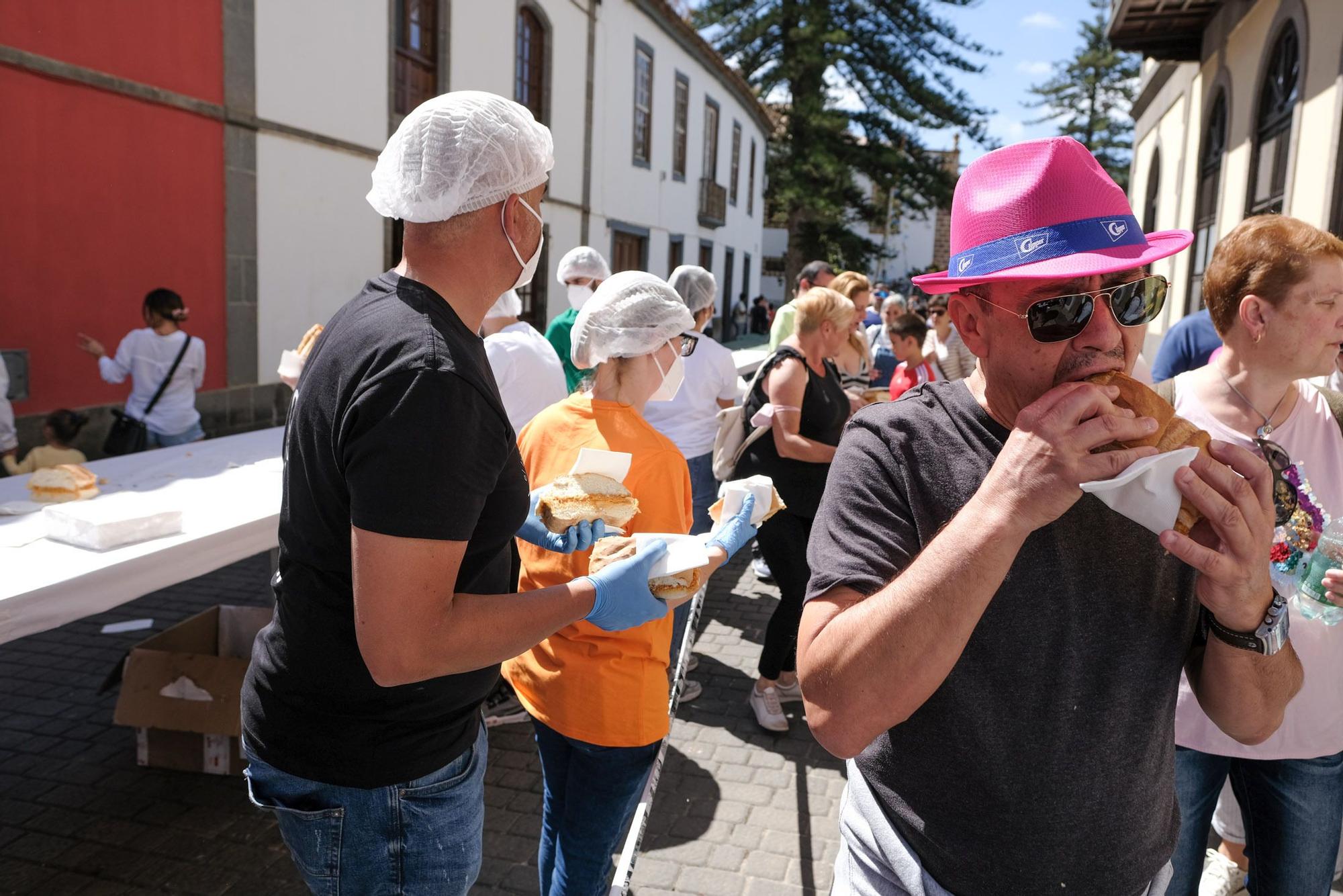 Teror elabora el bocadillo de chorizo más largo de su historia