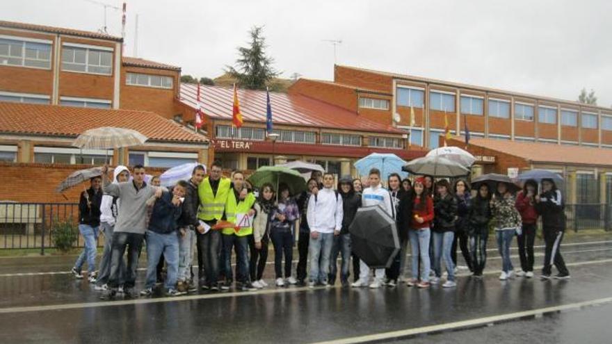 Los estudiantes de Los Valles antes de iniciar la manifestación.