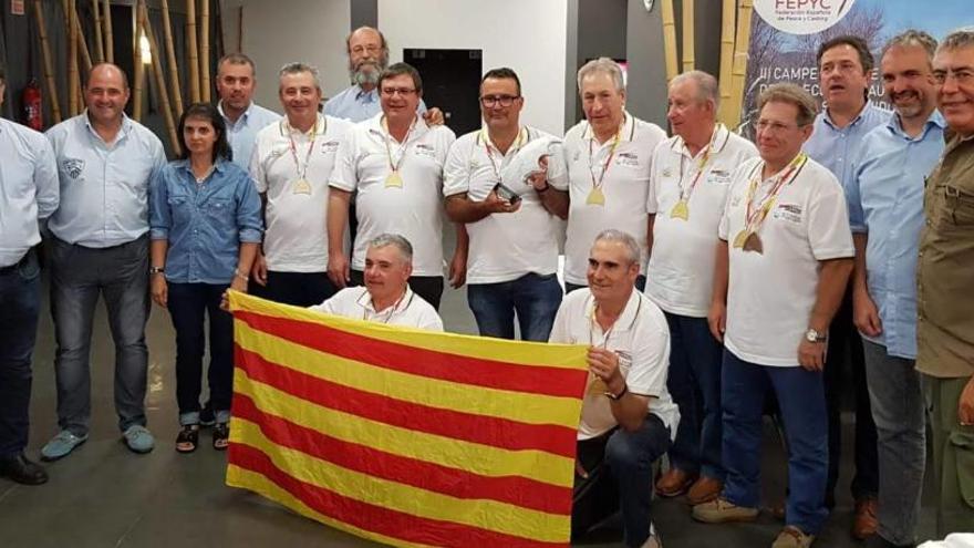 Francisco Prada, ajupit a la dreta, aguantant la senyera davant de la resta de components de l&#039;equip català