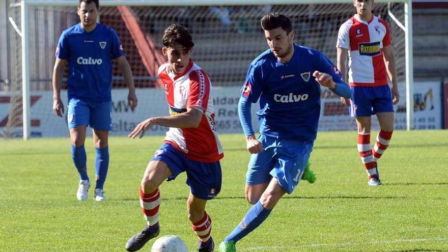 Julio Rey conduce el balón ante la presión de Jorge Sáez, del Bergantiños, ayer en A Lomba. // Noé Parga