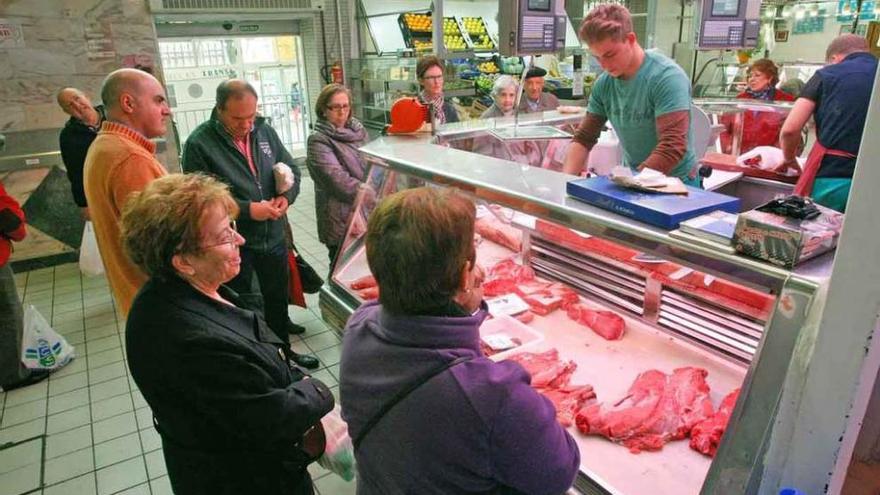 Una carnicería, con varios clientes a la espera de ser atendidos, ayer en el mercado.