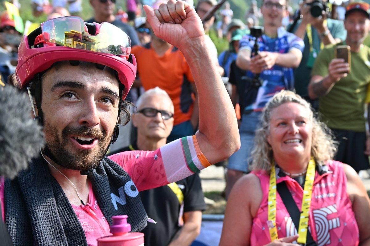 Healy celebra, mirando la pantalla gigante, el liderato en el Tour.