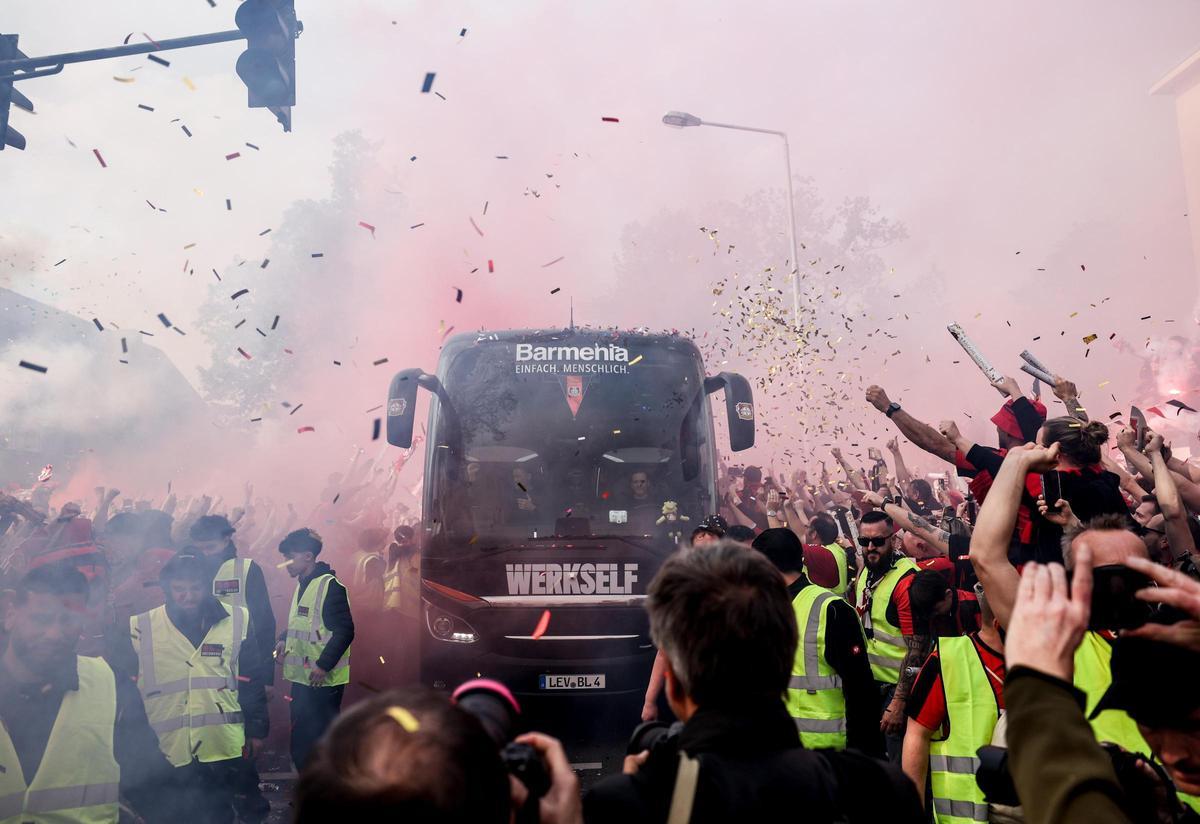 Los seguidores del Bayer Leverkusen reciben al equipo a su llegada al estadio BayArena. Los seguidores del Bayer Leverkusen reciben al equipo a su llegada al estadio BayArena.