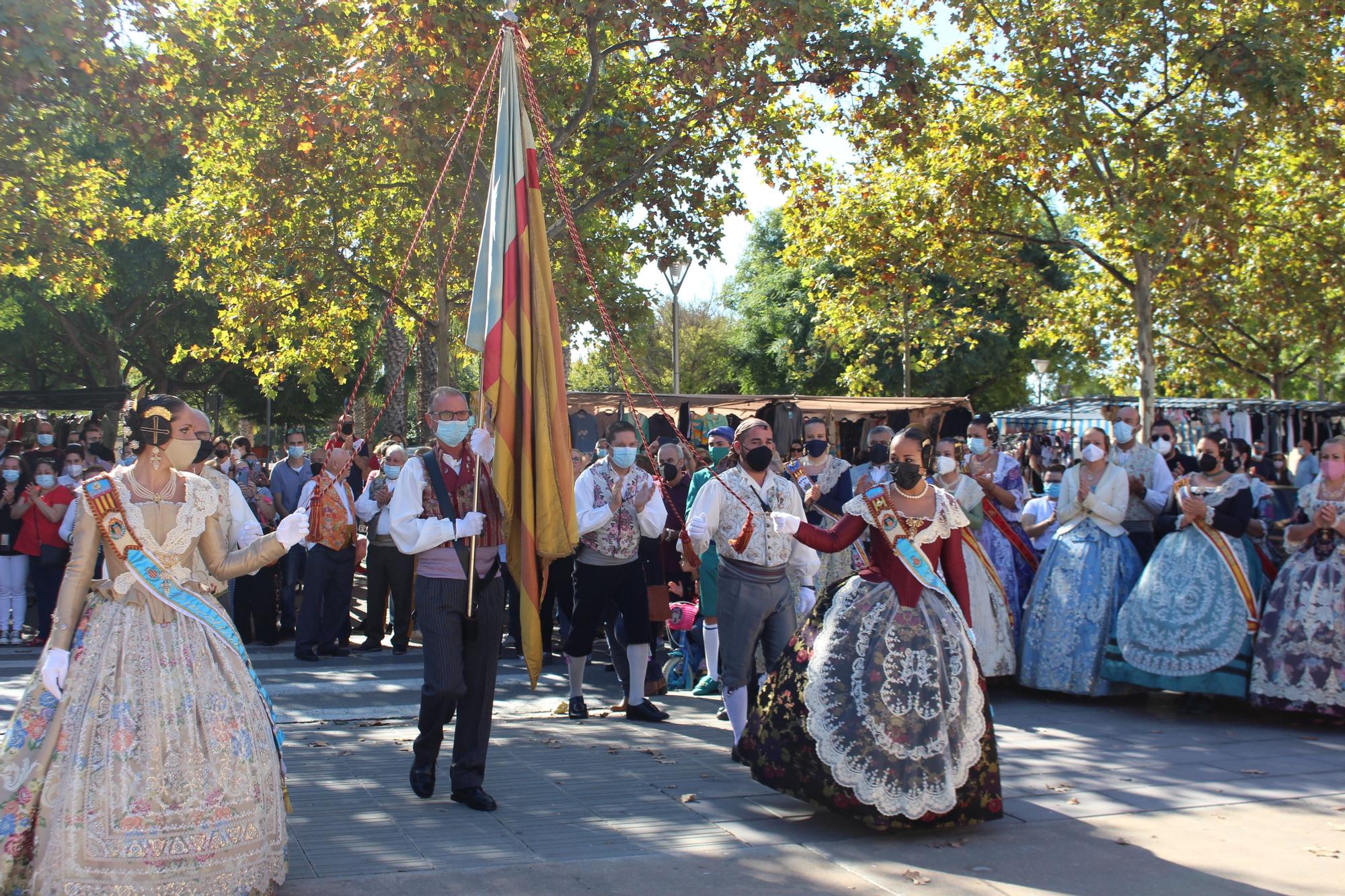 Carmen, Nerea y las cortes acompañan a las fallas de Quart y Xirivella en la procesión de la Senyera