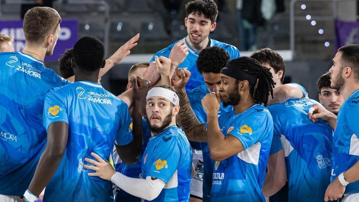 El Caja Rural CB Zamora se conjura antes de saltar a la pista de Súper Agropal Palencia.