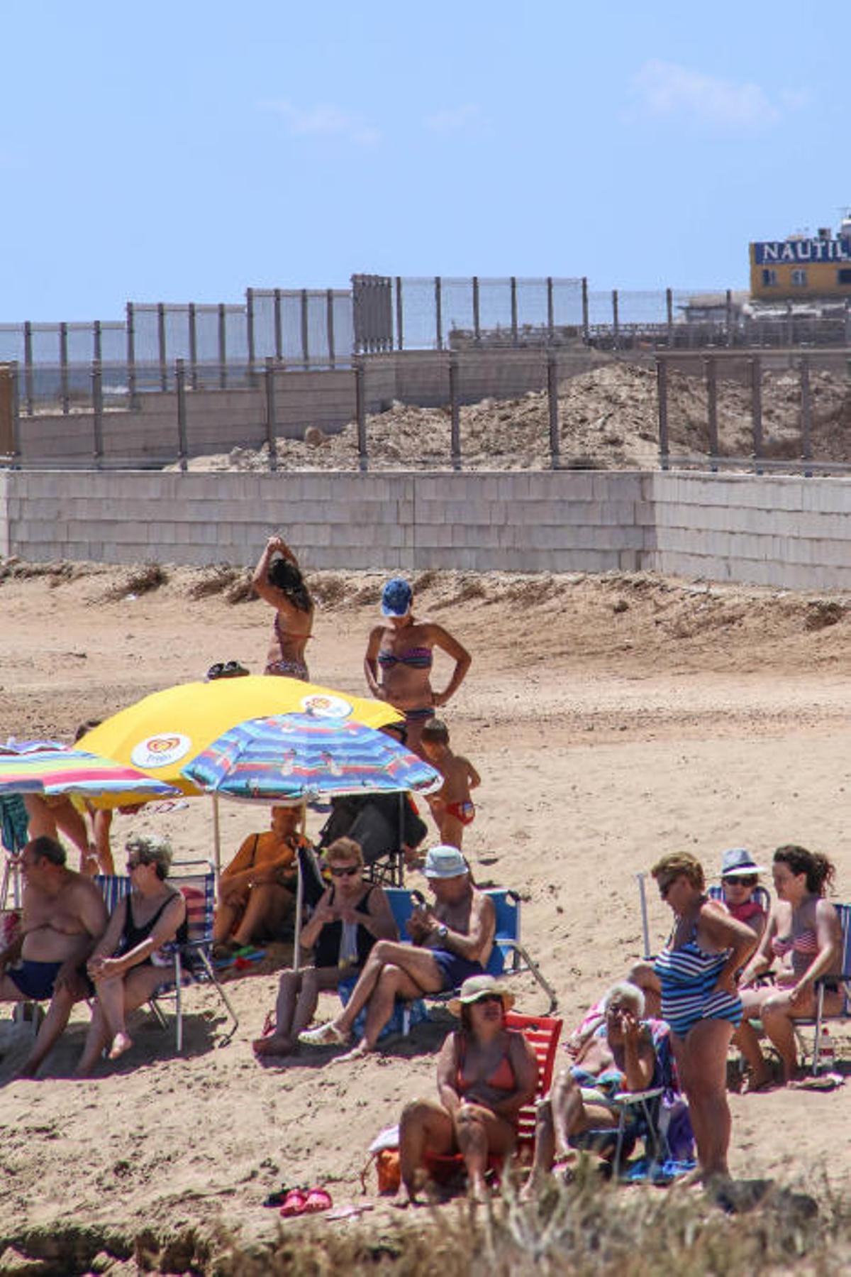 Asaja se une y protesta contra el muro de Ferrís
