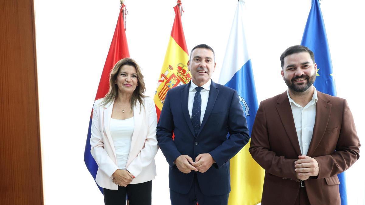 María Jesús Tovar junto a Oswaldo Betancort y Jesús Machín, en el Cabildo de Lanzarote.