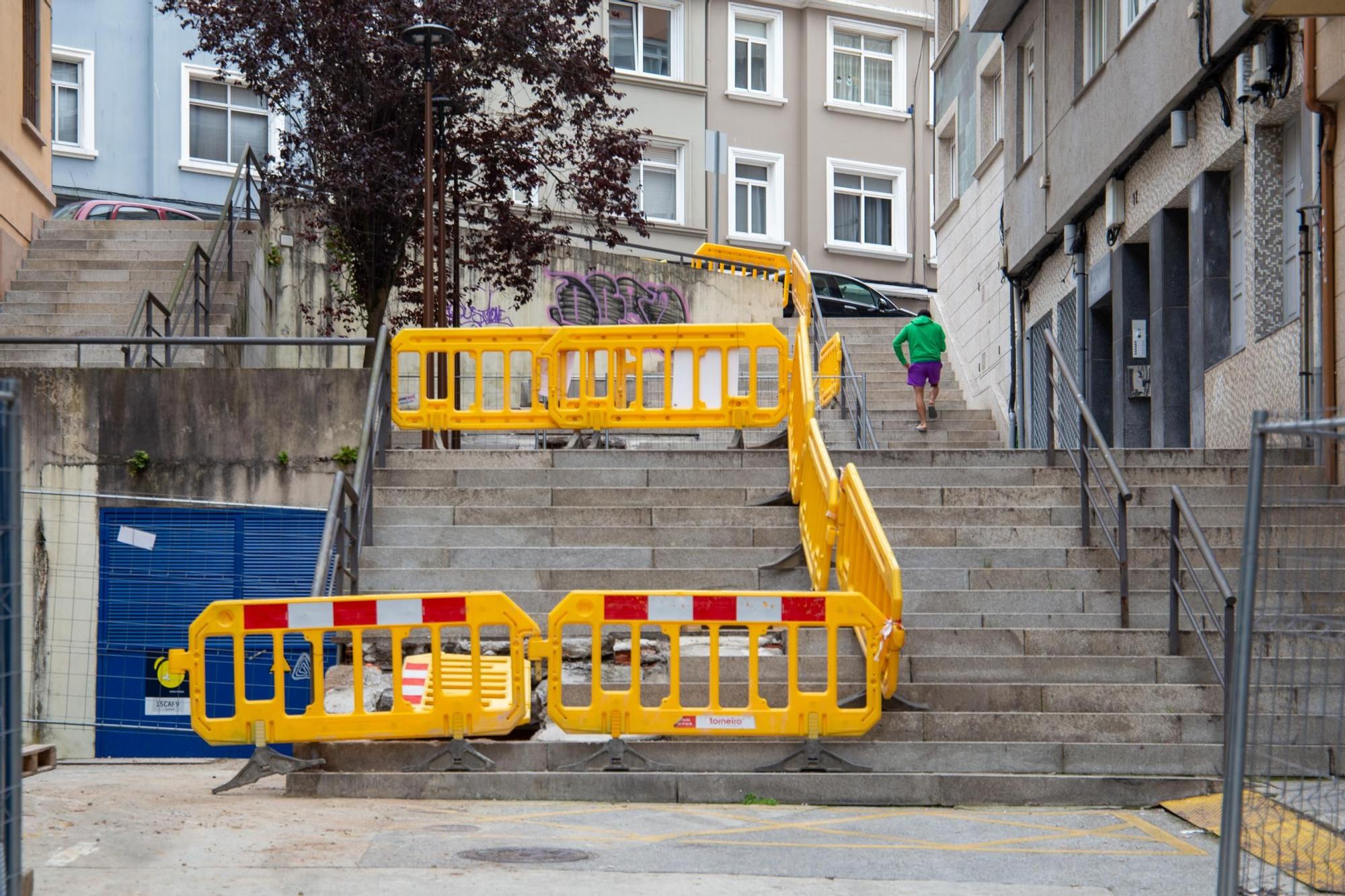 Comienza la instalación de ascensores en Pintor Villar Chao, en Os Castros