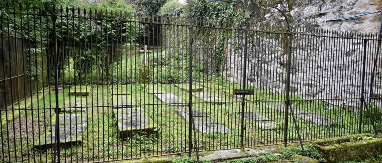 El cementerio del convento de Santa Clara, situado en una zona acotada de los jardines interiores. |   // R. VÁZQUEZ
