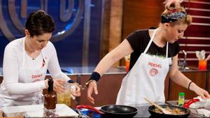 Dania, la expulsada de anoche, y Reichel, cocinando esposadas en ’Masterchef’.