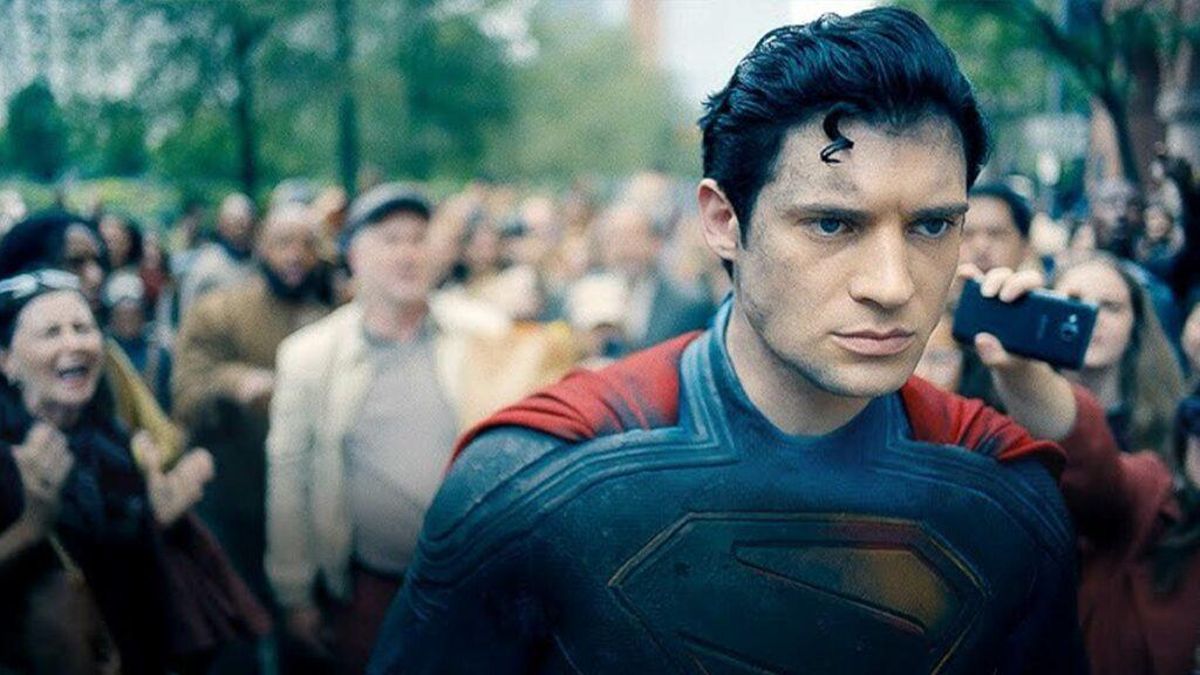 David Corenswet interpretando a Superman en un fotograma del tráiler.
