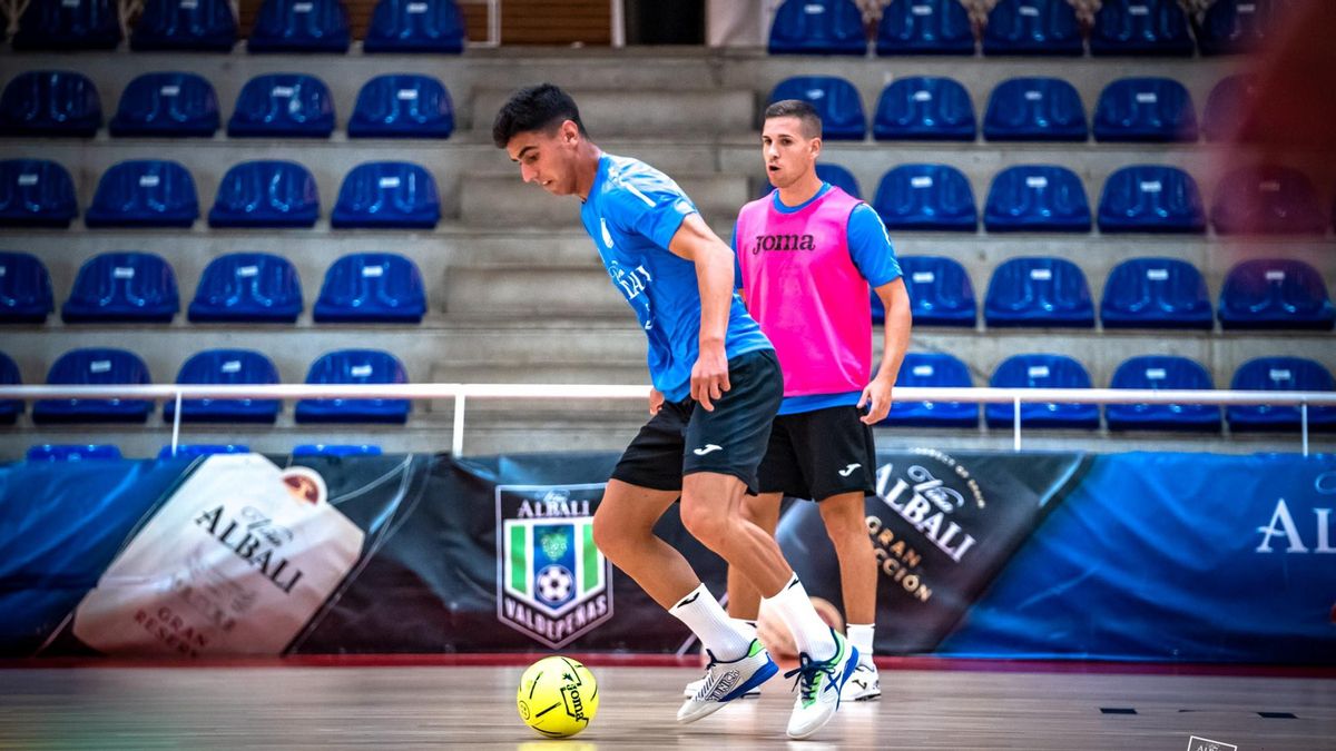 Carlos Gómez controla el balón en un entrenamiento con el Valdepeñas.