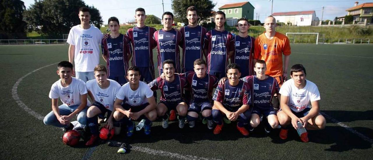 La plantilla del Navarro juvenil, antes de un partido de Liga, con la camiseta conmemorativa del ascenso a Liga Nacional.