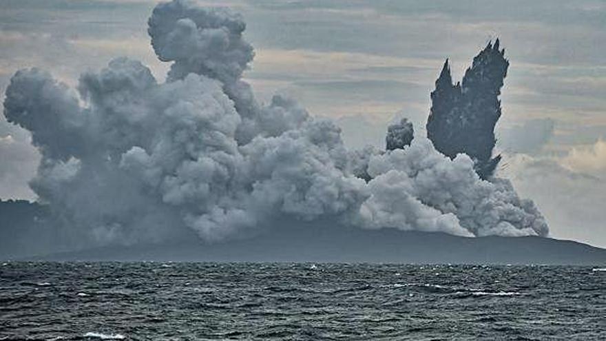 El volcà d&#039;Indonèsia durant l&#039;erupció, en una imatge captada dijous
