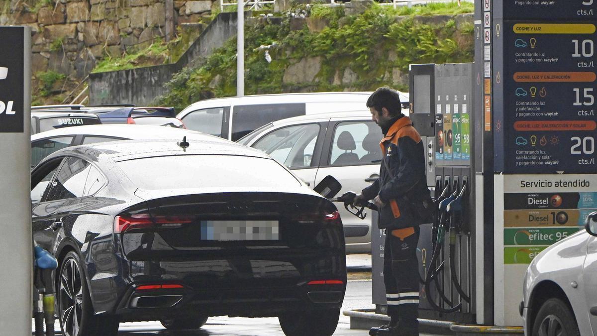 Coches repostando en la estación de servicio de Beiramar.