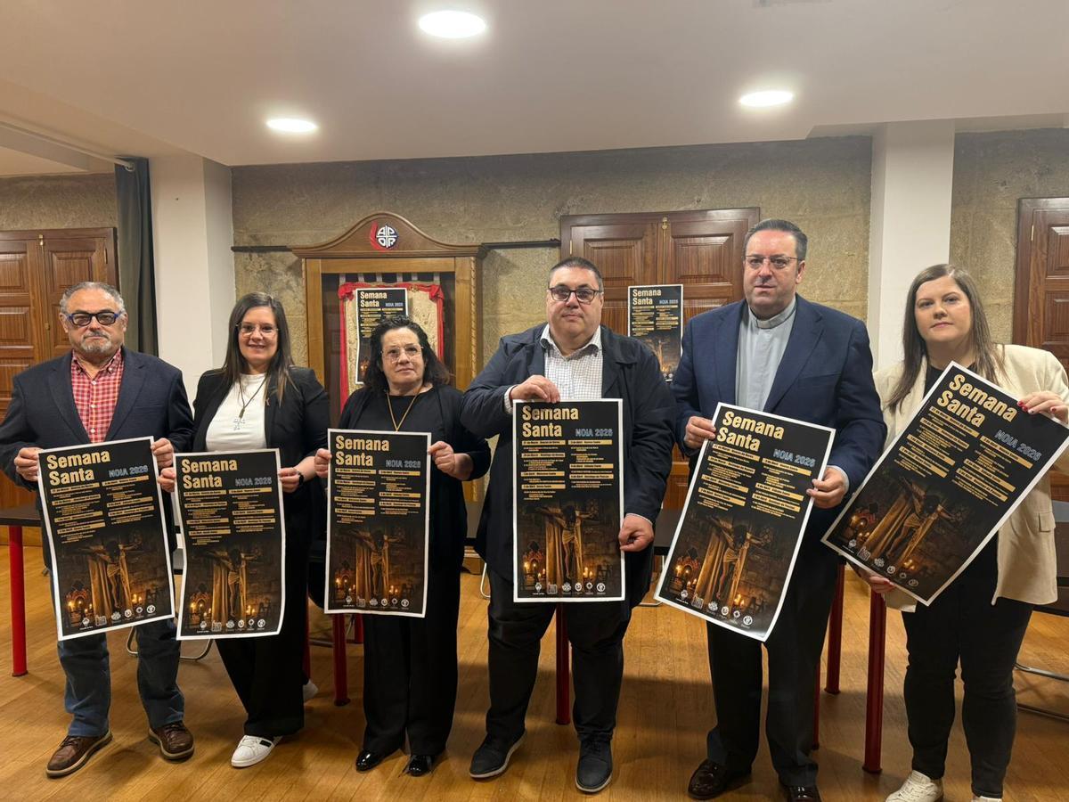 Fran Pérez e José Ortoño, cuarto e quinto pola esquerda, cos demais participantes na presentación da Semana Santa de Noia.