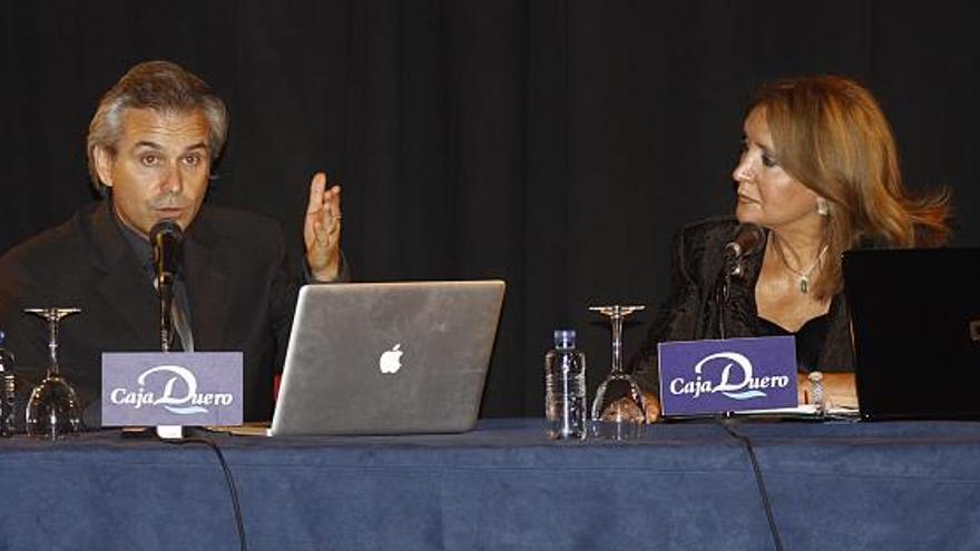 André Viard, durante su conferencia, junto a la coordinadora del Club LA OPINIÓN-EL CORREO, Carmen Ferreras.
