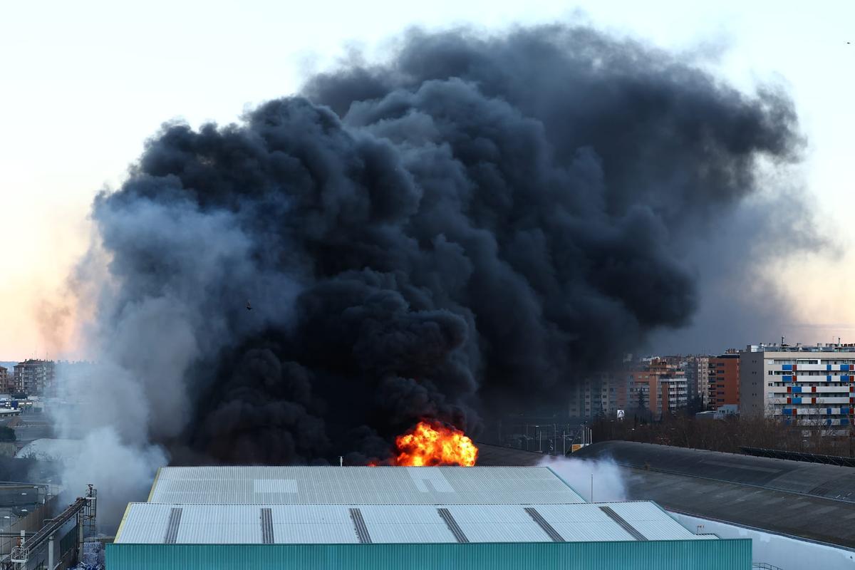 En imágenes I Incendio en la planta de Saica en Zaragoza