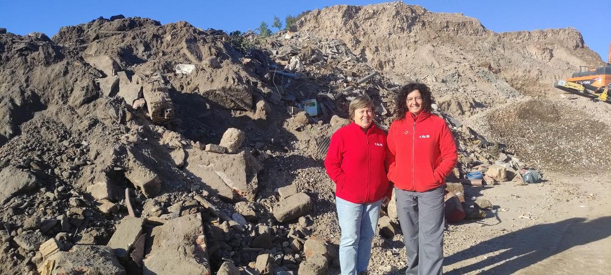 Dos investigadoras del ITC en uno de los puntos que acumula lodos de la dana de Valencia.