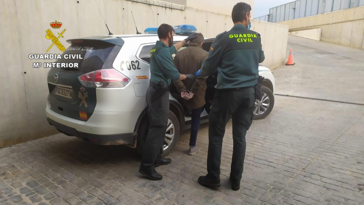 La Guardia Civil trasladando al detendo.