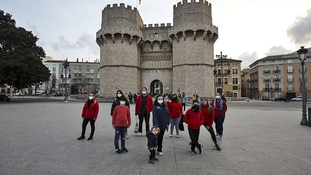 Algunos falleros acudieron este domingo a los aledaños de las Torres de Serranos. | EDUARDO RIPOLL