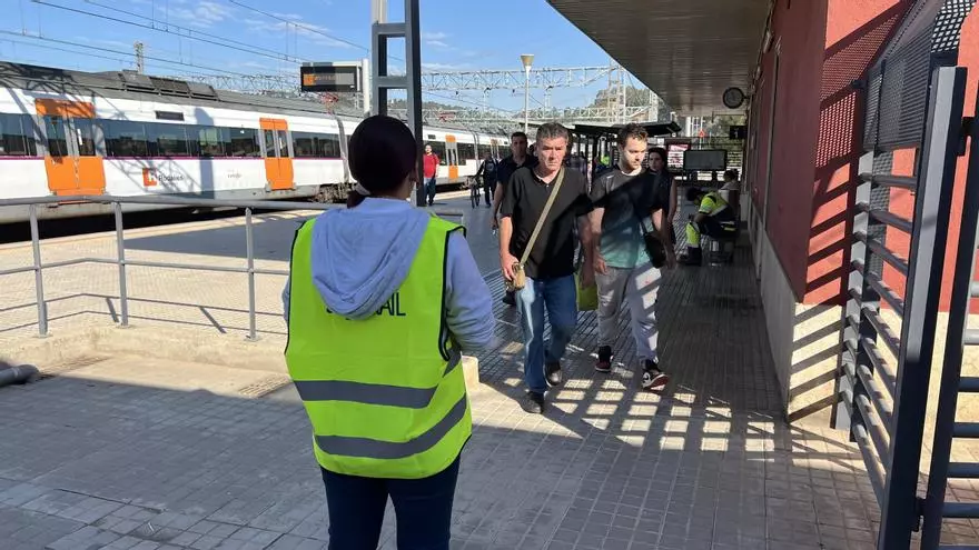 Els usuaris de l'R4 davant els nous talls per les obres del Corredor: “És el pa de cada dia”