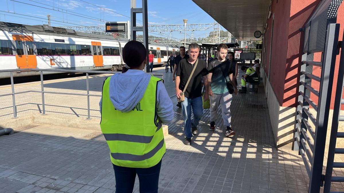 Viatgers sortint de l'estació de Castellbisbal per agafar els autobusos