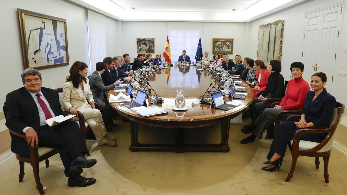 El nuevo Consejo de Ministros posa en su primera reunión en el palacio de la Moncloa.