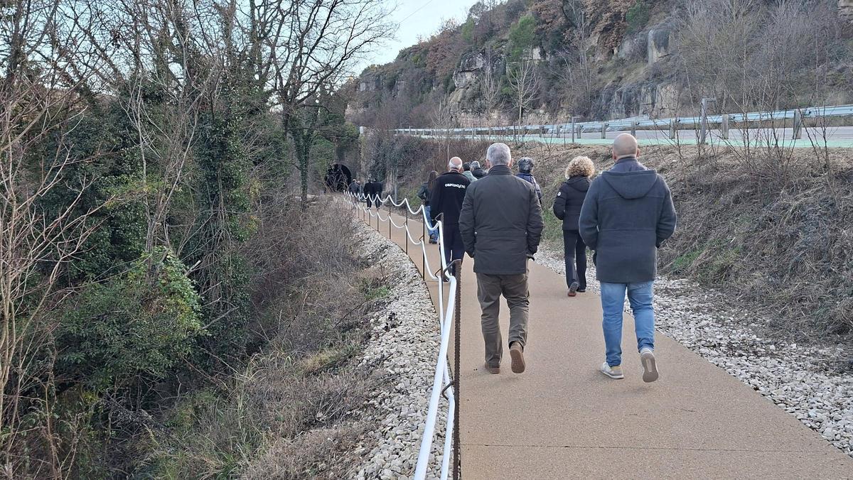 Veïns caminant pel nou tram de Via Verda