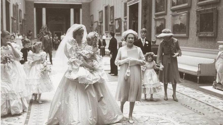 Fotografía del día de la boda de Carlos y Diana que sale a subasta.