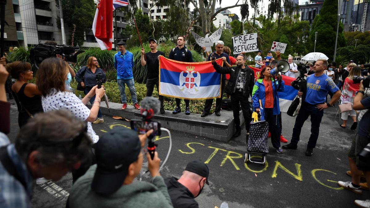 Manifestantes antivacunas expresan su apoyo a Djokovic frente a su hotel en Melbourne.