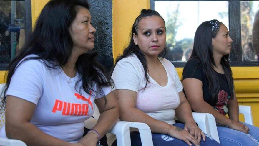 Liberan a tres mujeres salvadoreñas condenadas a prisión por abortar