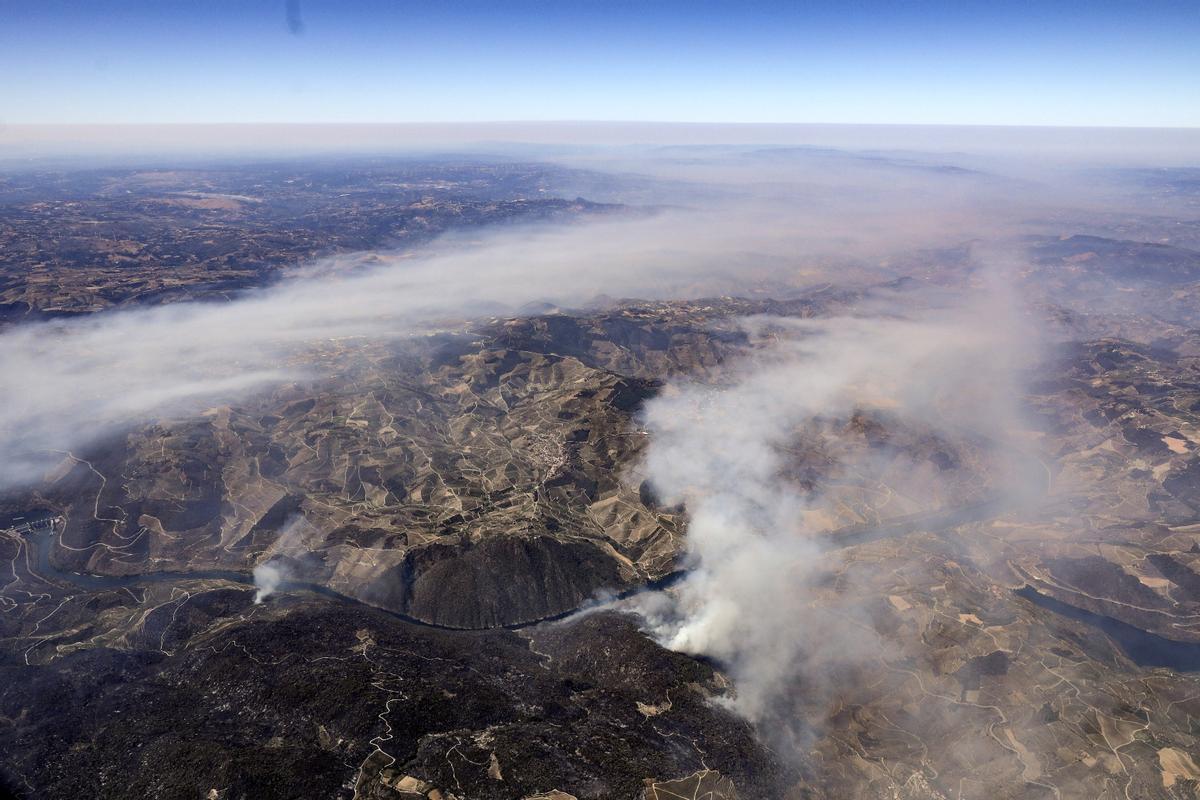 El fuego de Carrazeda De Ansiães (Portugal), visto desde un avión de las fuerzas aéreas portuguesas