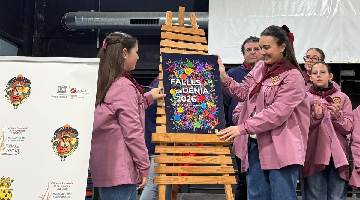Las falleras mayores descubren el cartel