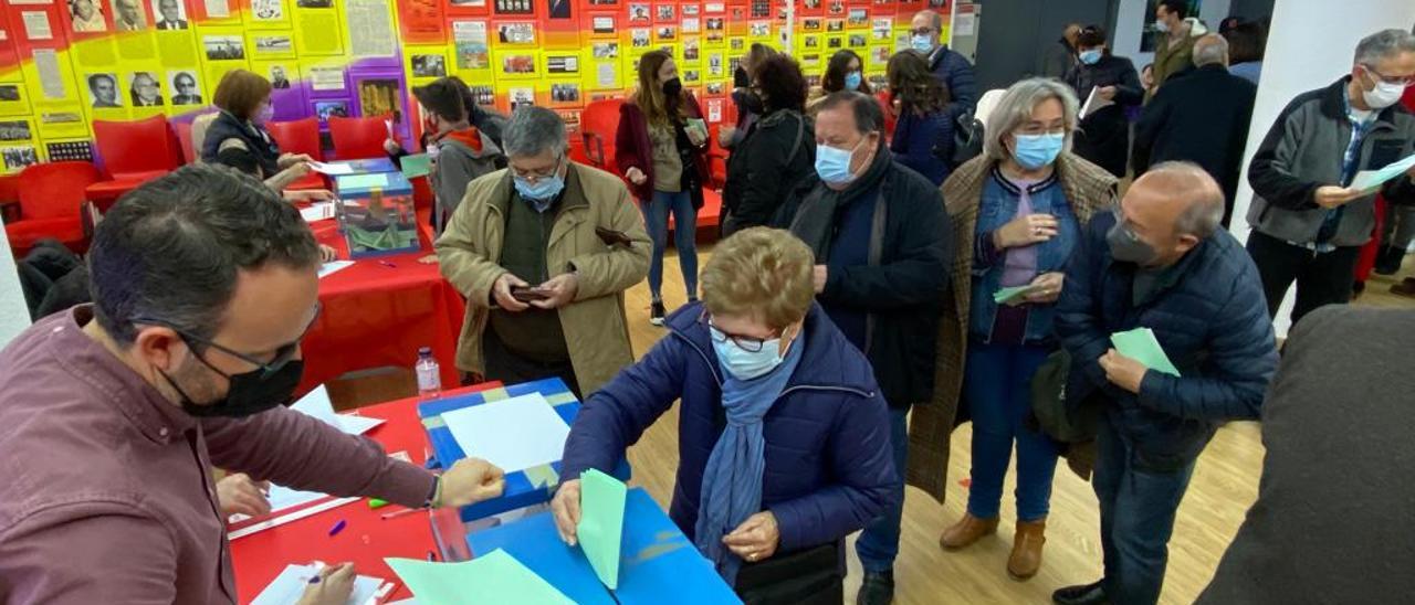 Momento de la votación de la candidatura única de ejecutiva local del PSOE este sábado