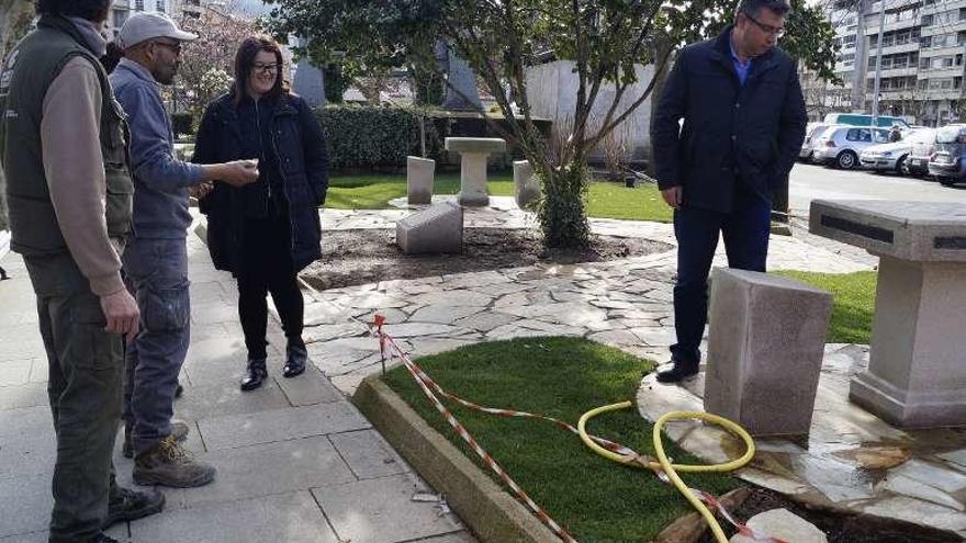 El alcalde y la edil de Emprego revisan la nueva zona ajardinada. // FdV