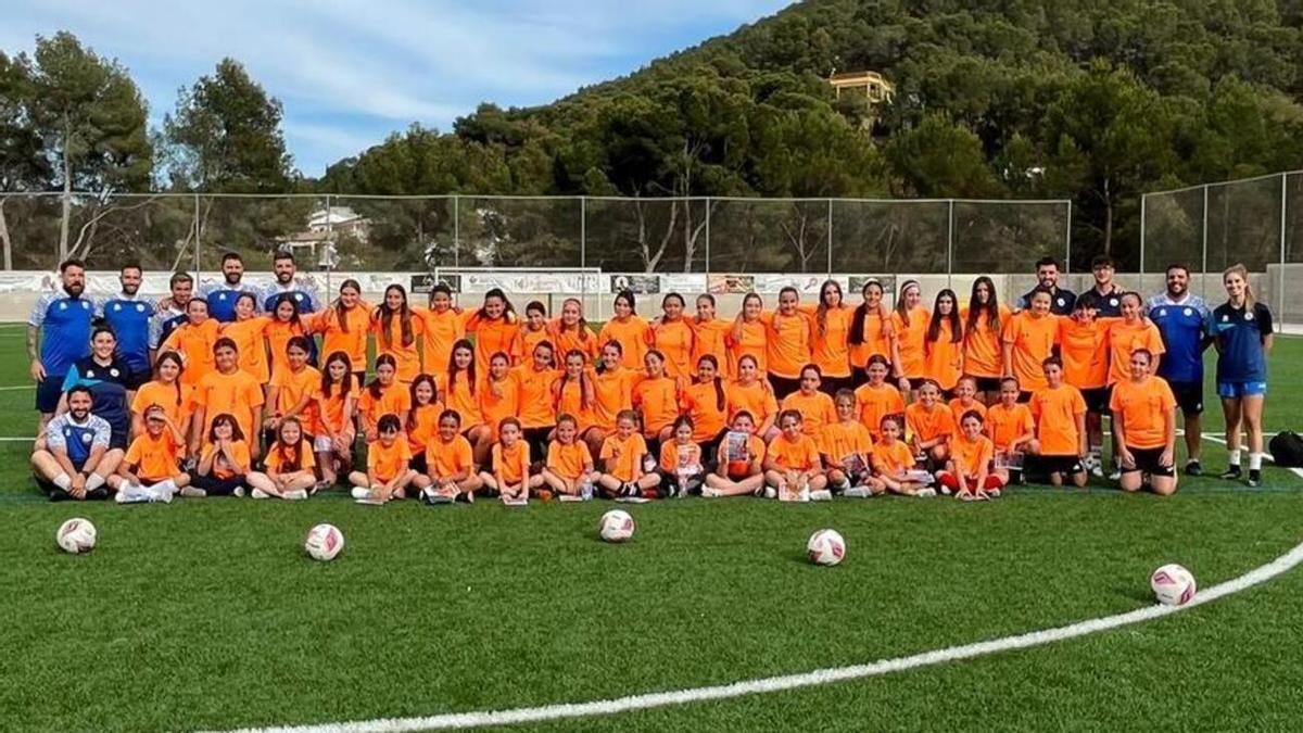 Participantes en el clínic de fútbol femenino en Gilet.