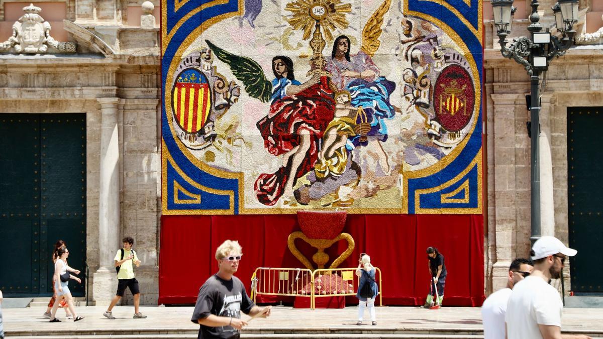 El tapiz ya está instalado en la plaza