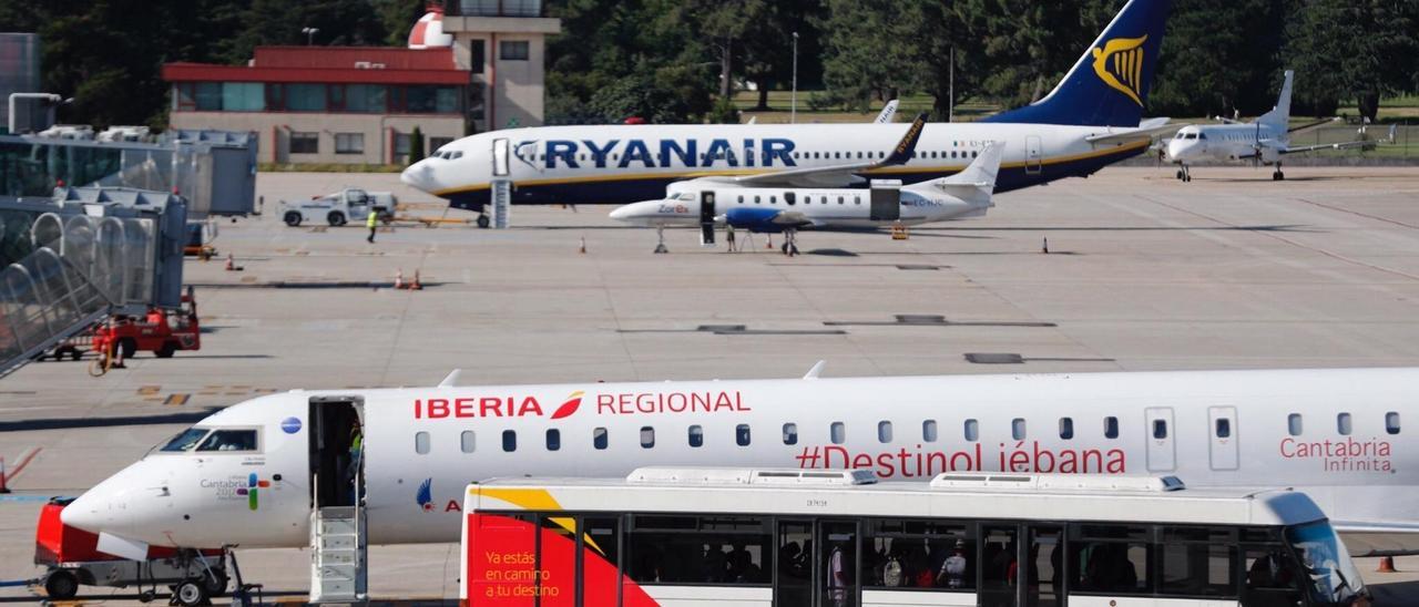 Un avión de Ryanair y otro de Air Nostrum en el aeropuerto de Vigo.