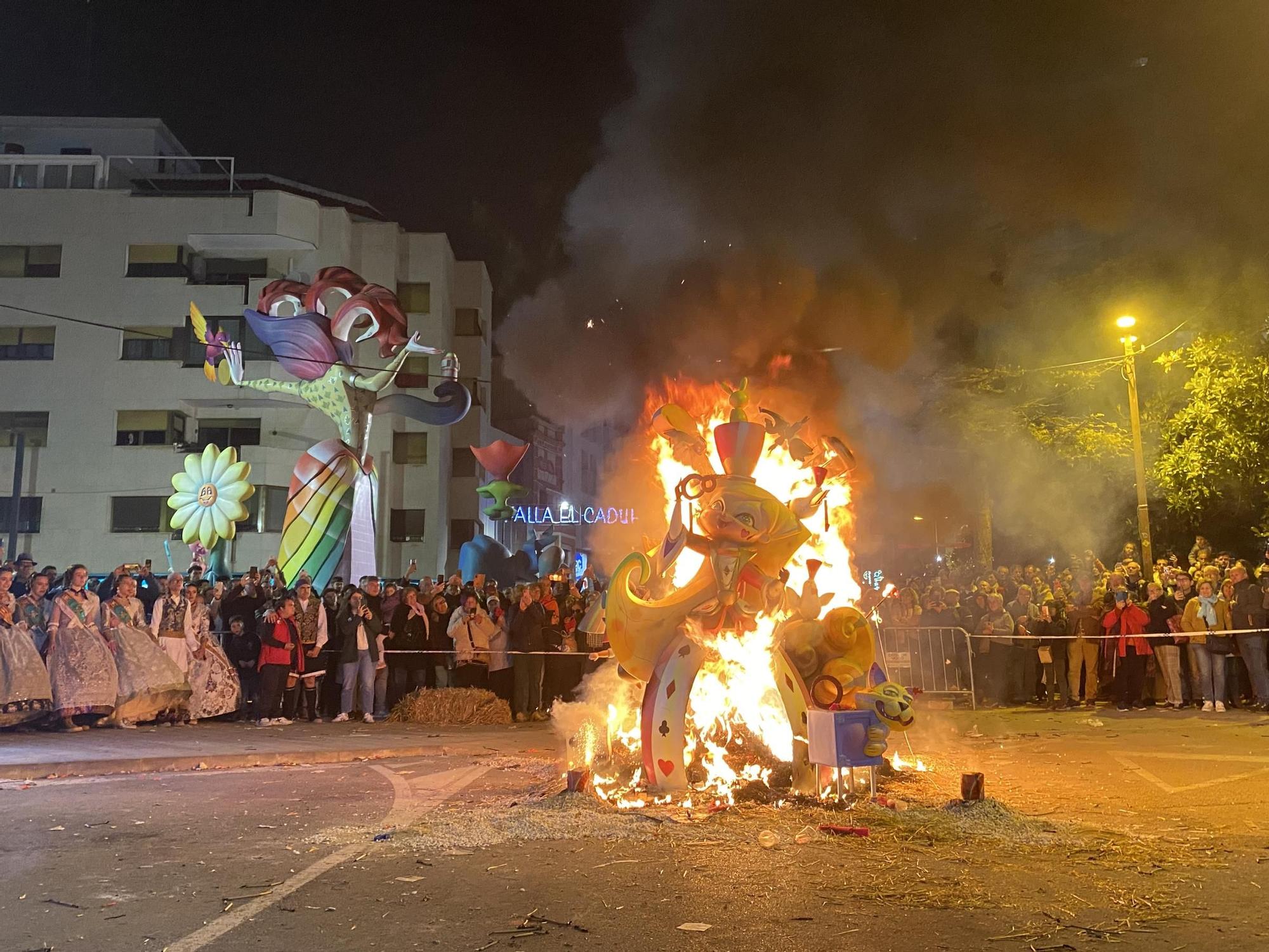 GALERÍA I FALLAS BENICARLÓ: Arde la falla El Caduf, mejor monumento en la categoría infantil.