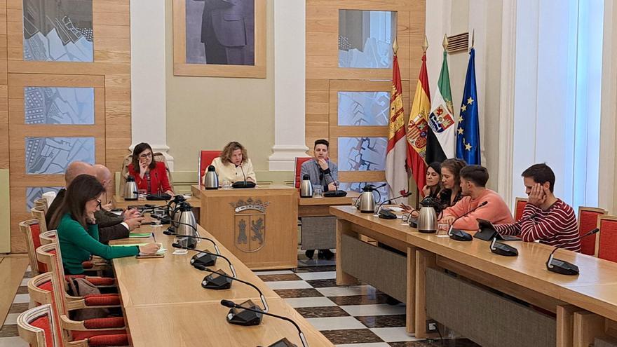 El PSOE demanda que se agilicen los procesos selectivos para dotar de personal a la Universidad Popular de Cáceres