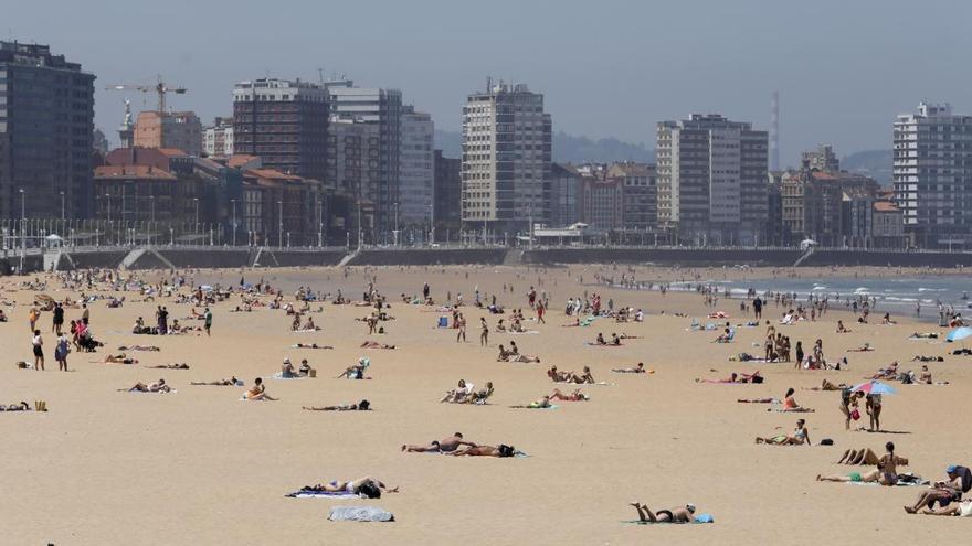 Bañistas en la playa de San Lorenzo de Gijón