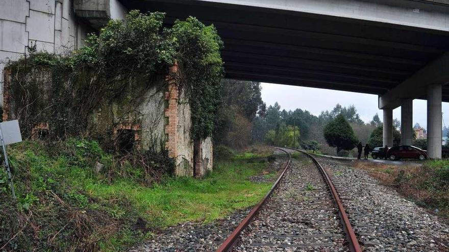 Las vías en desuso a su paso por la parroquia de Rubiáns, en el término municpal de Vilagarcía. // Iñaki Abella