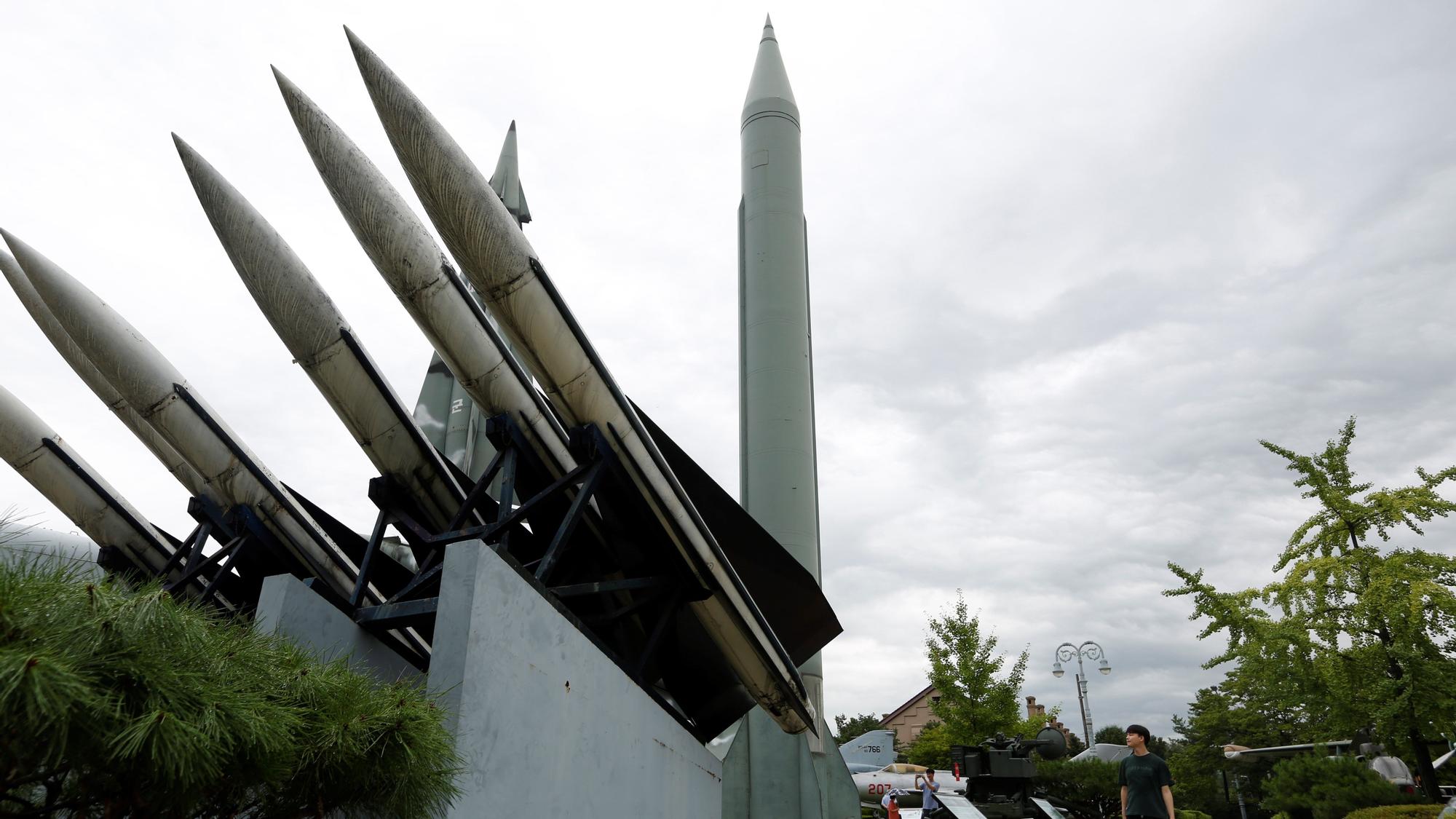 Un surcoreano contempla un misil balístico táctico Scud-B norcoreano que se expone en el Museo Conmemorativo de la Guerra de Corea, en Seúl.
